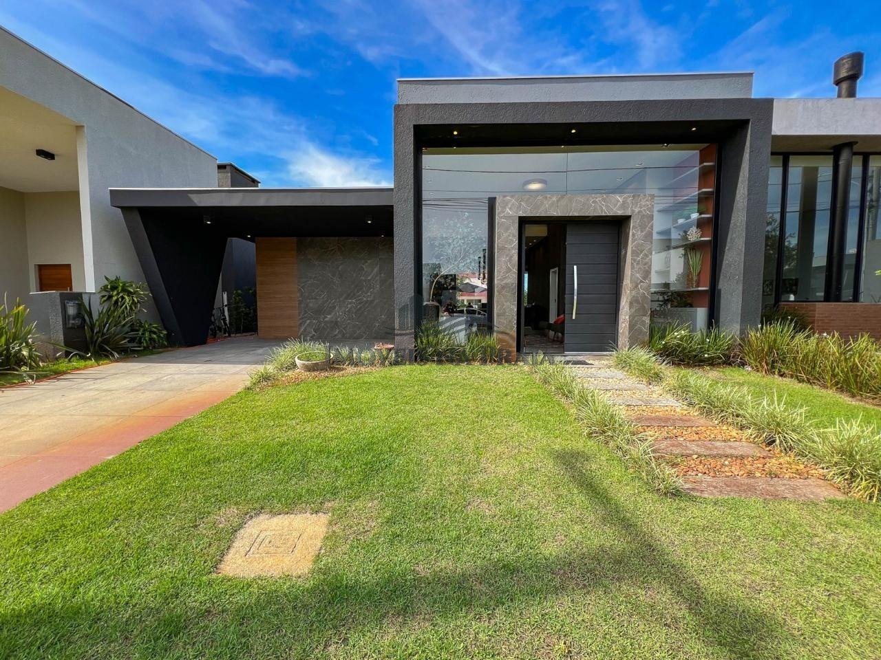 Casa em Condomínio 4 Dormitório(s) Bairro Riviera