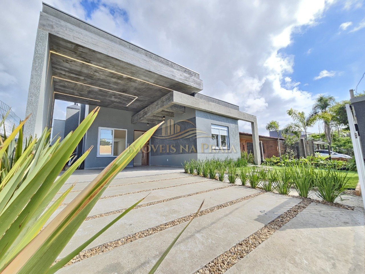 Casa 3 dormitórios no bairro Rainha do Mar