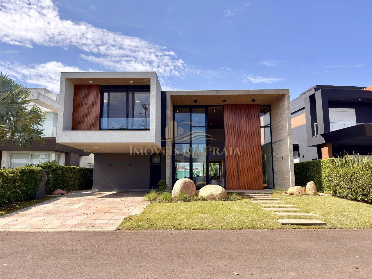 Casa em Condomínio no Malibu Beach Residence.