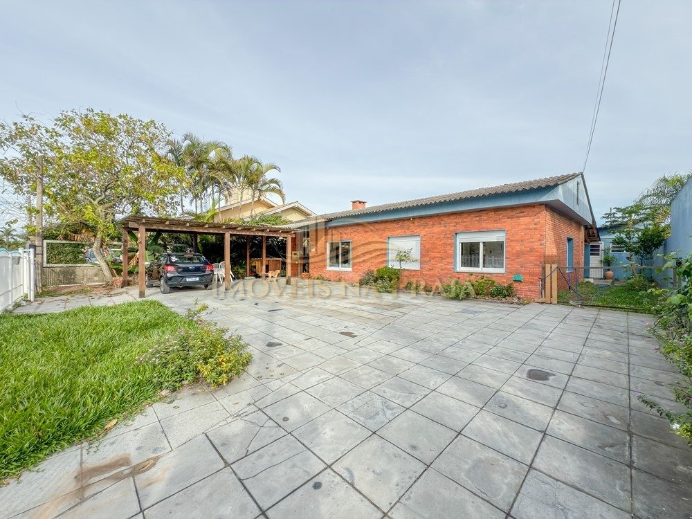 Casa com 3 dormitórios em Atlântida.
