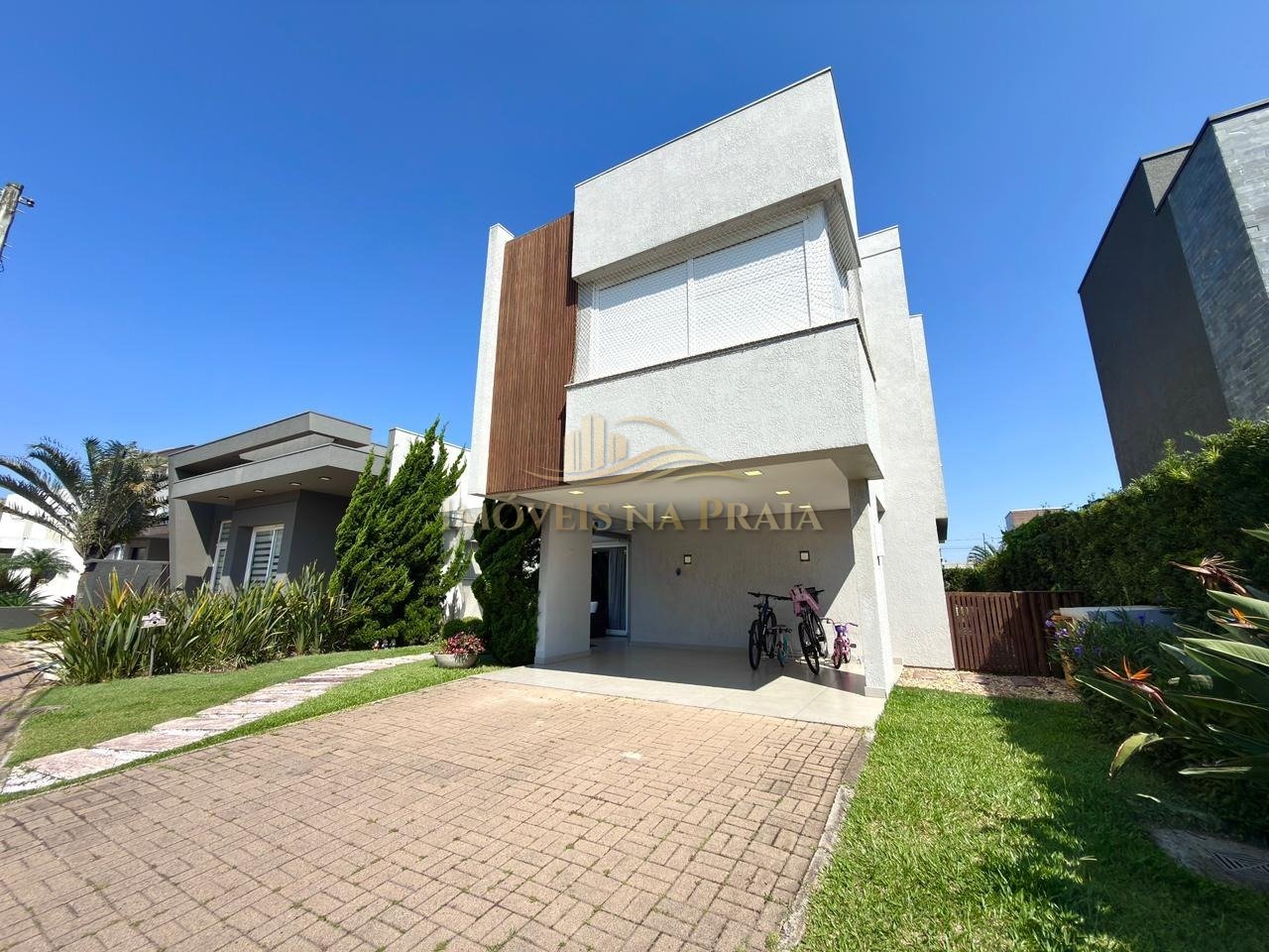 Sobrado 3 suítes, frente Norte, perto clube.