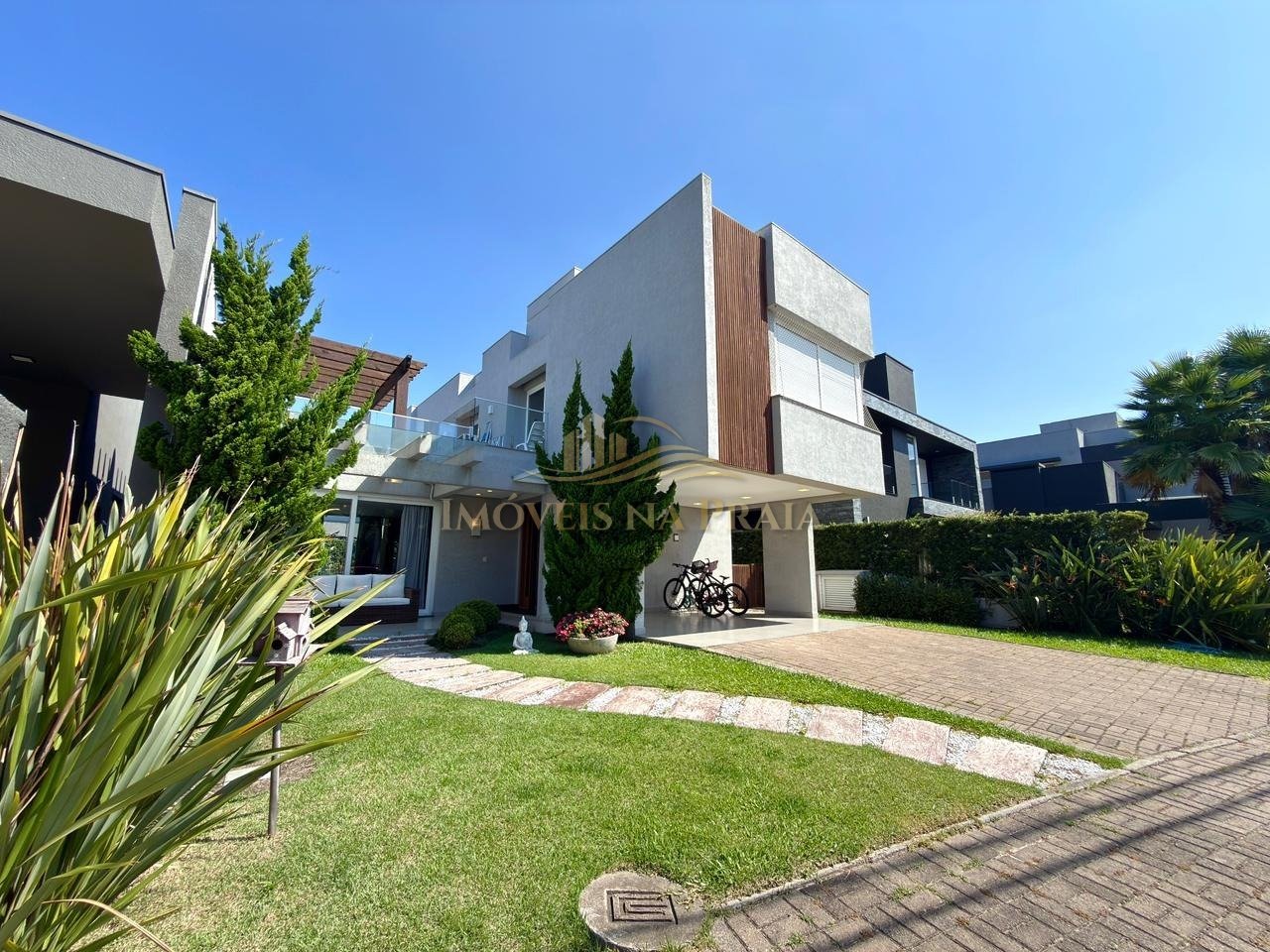 Foto 2 — Sobrado 3 suítes, frente Norte, perto clube.