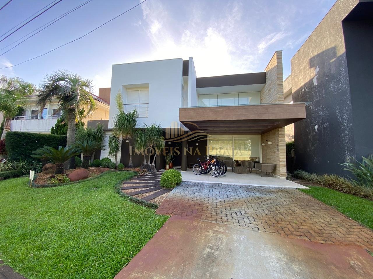 Casa 04 dormitórios em condomínio no Las Palmas