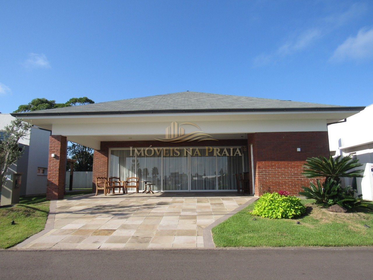 Casa térrea 4 suítes, mobiliada, junto clube.