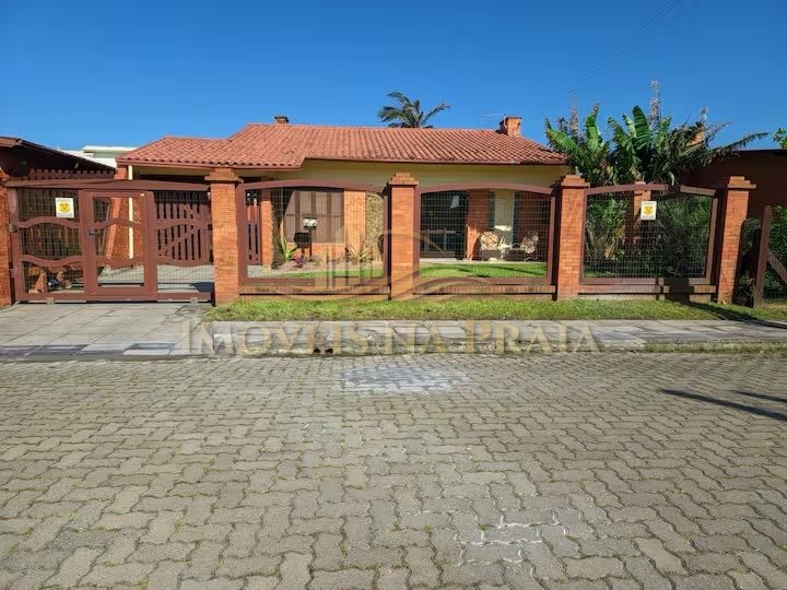 Foto 2 — Casa com 06 dormitórios no centro de Xangri-lá .