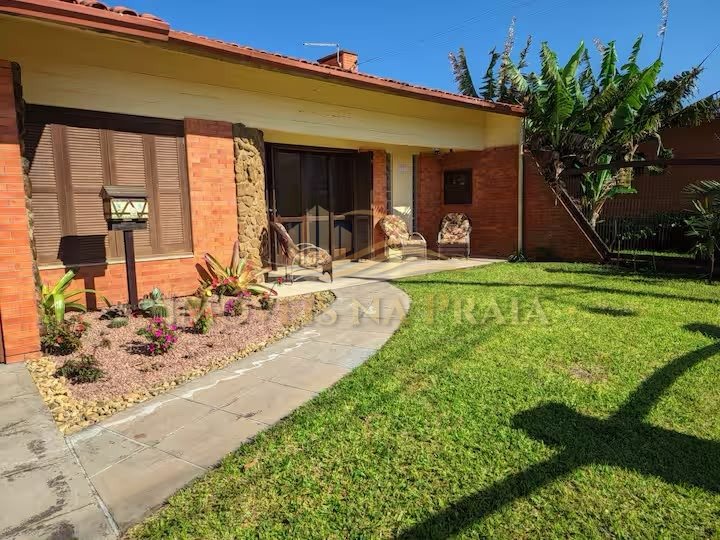 Casa com 06 dormitórios no centro de Xangri-lá .