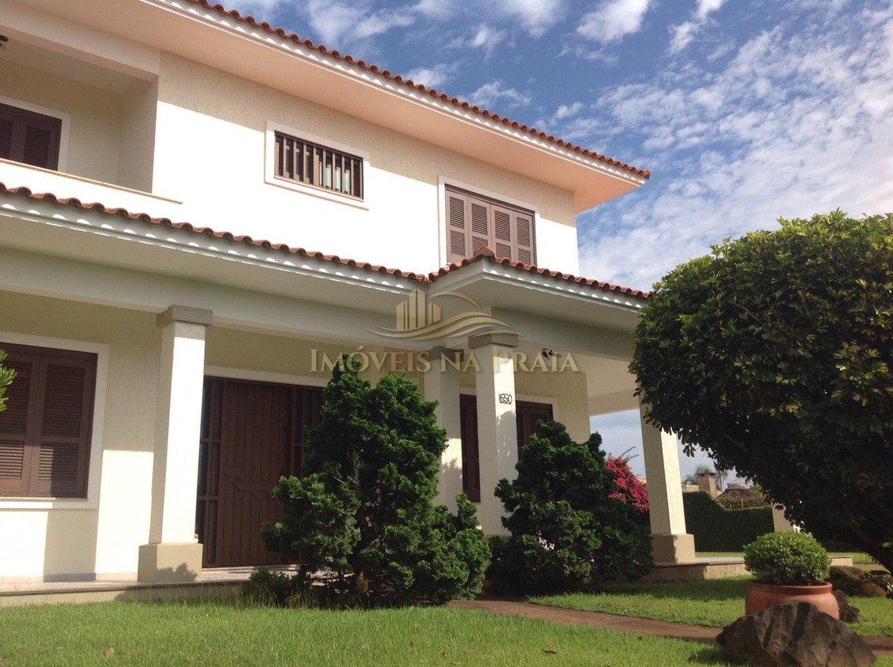 Casa com 5 dormitórios em Atlântida.