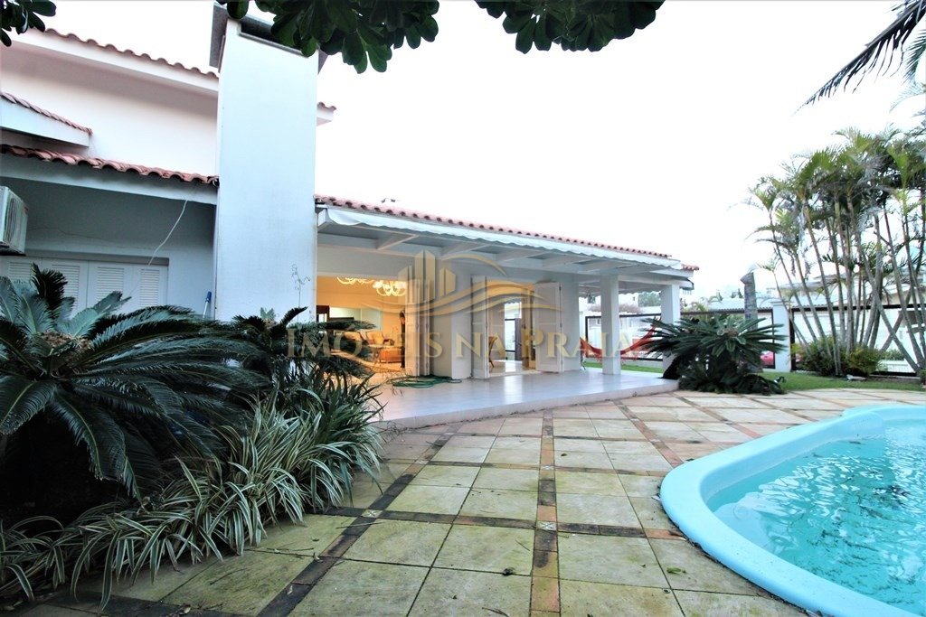 Casa com 6 dormitórios em Atlântida.