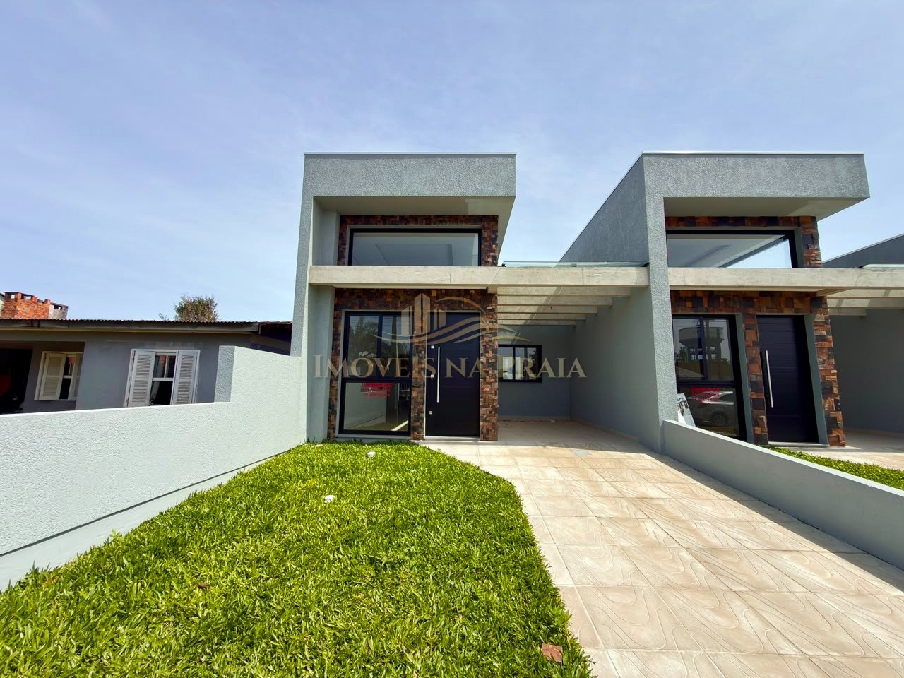 Casa com 02 dormitórios na Rainha do Mar .