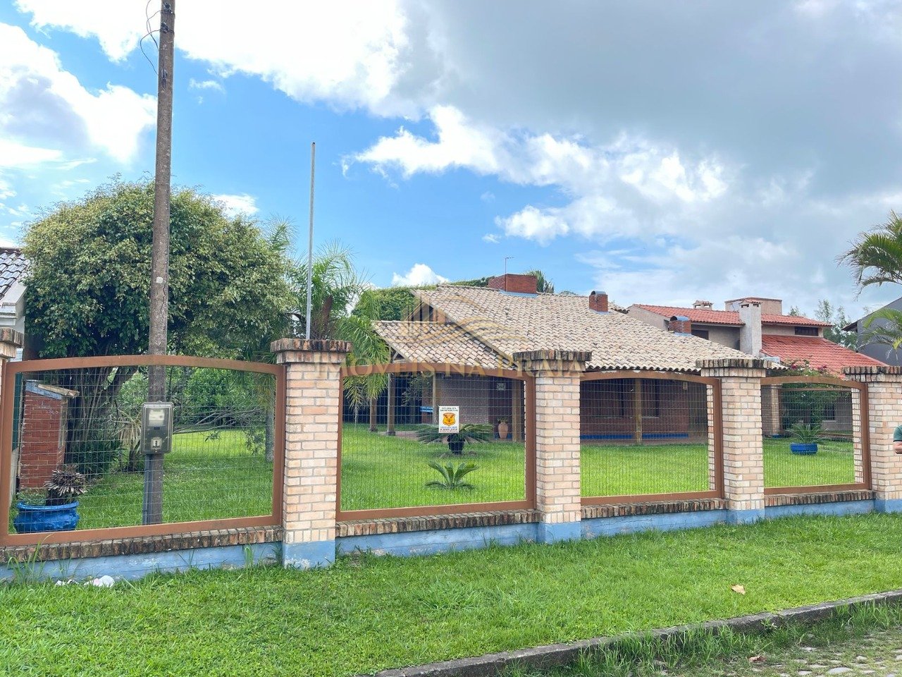 Foto 2 — Casa com 04 dormitórios no centro de Xangri-lá.