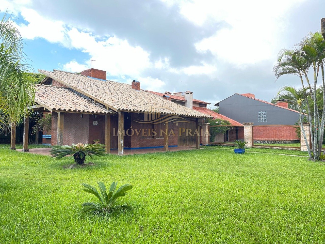 Casa com 04 dormitórios no centro de Xangri-lá.