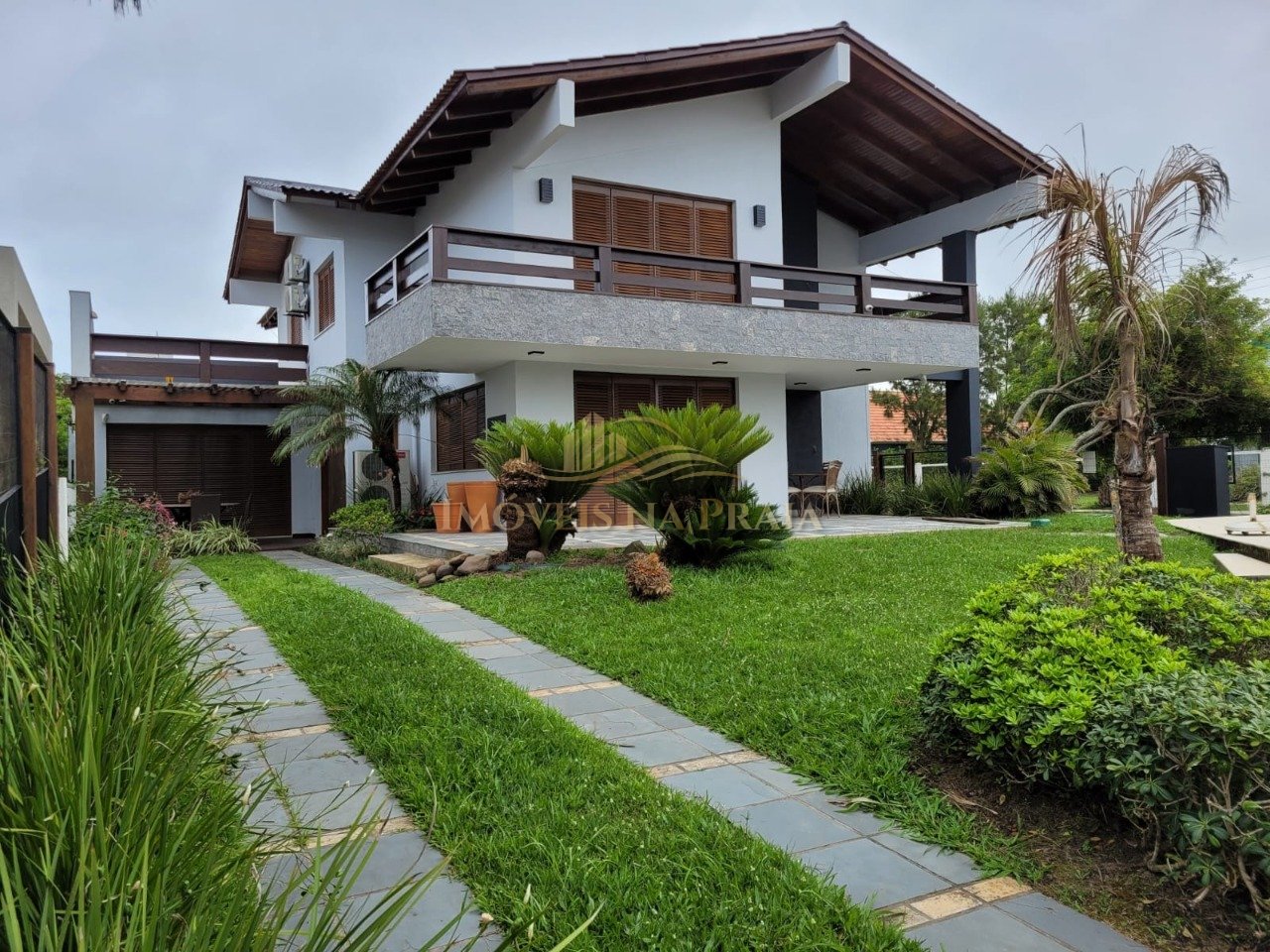 Sobrado de 5 dorm em Atlântida