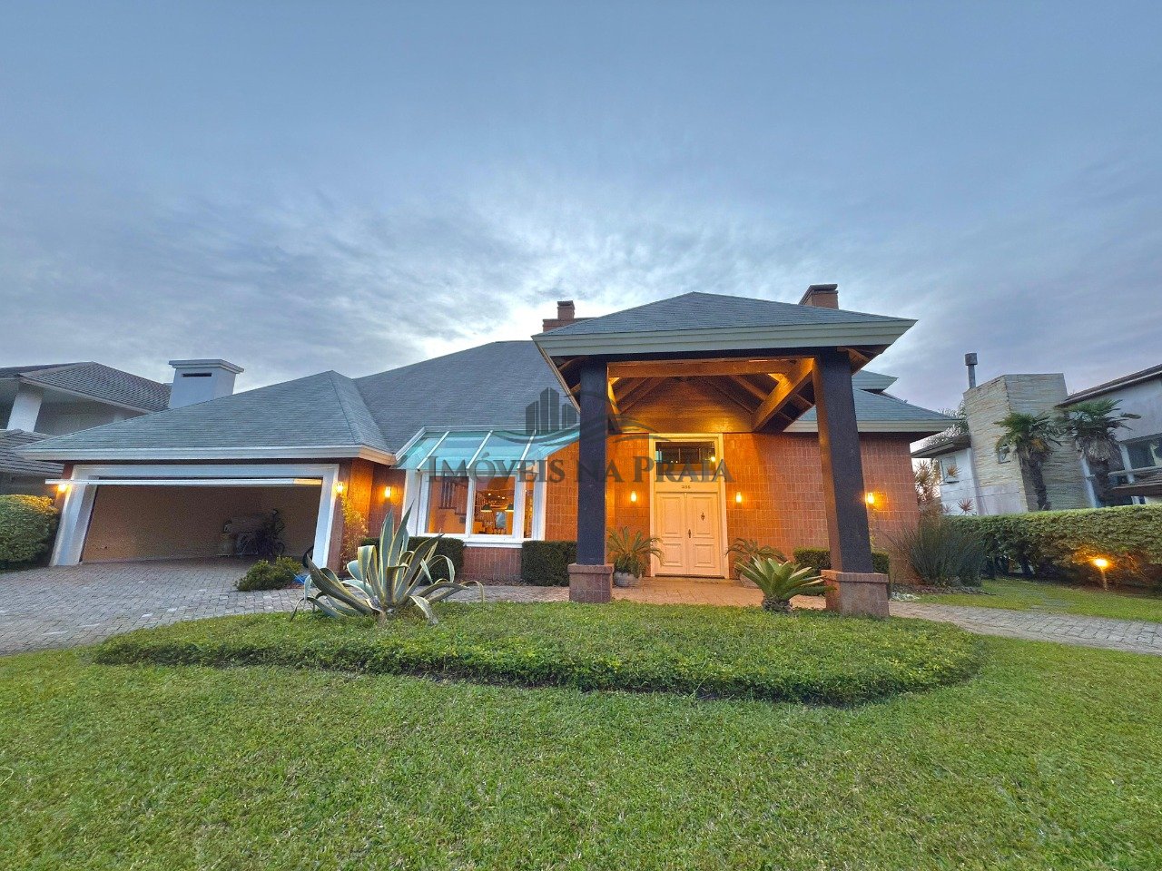 Casa em Condomínio 5 dormitórios no bairro Atlântida Lagos Park