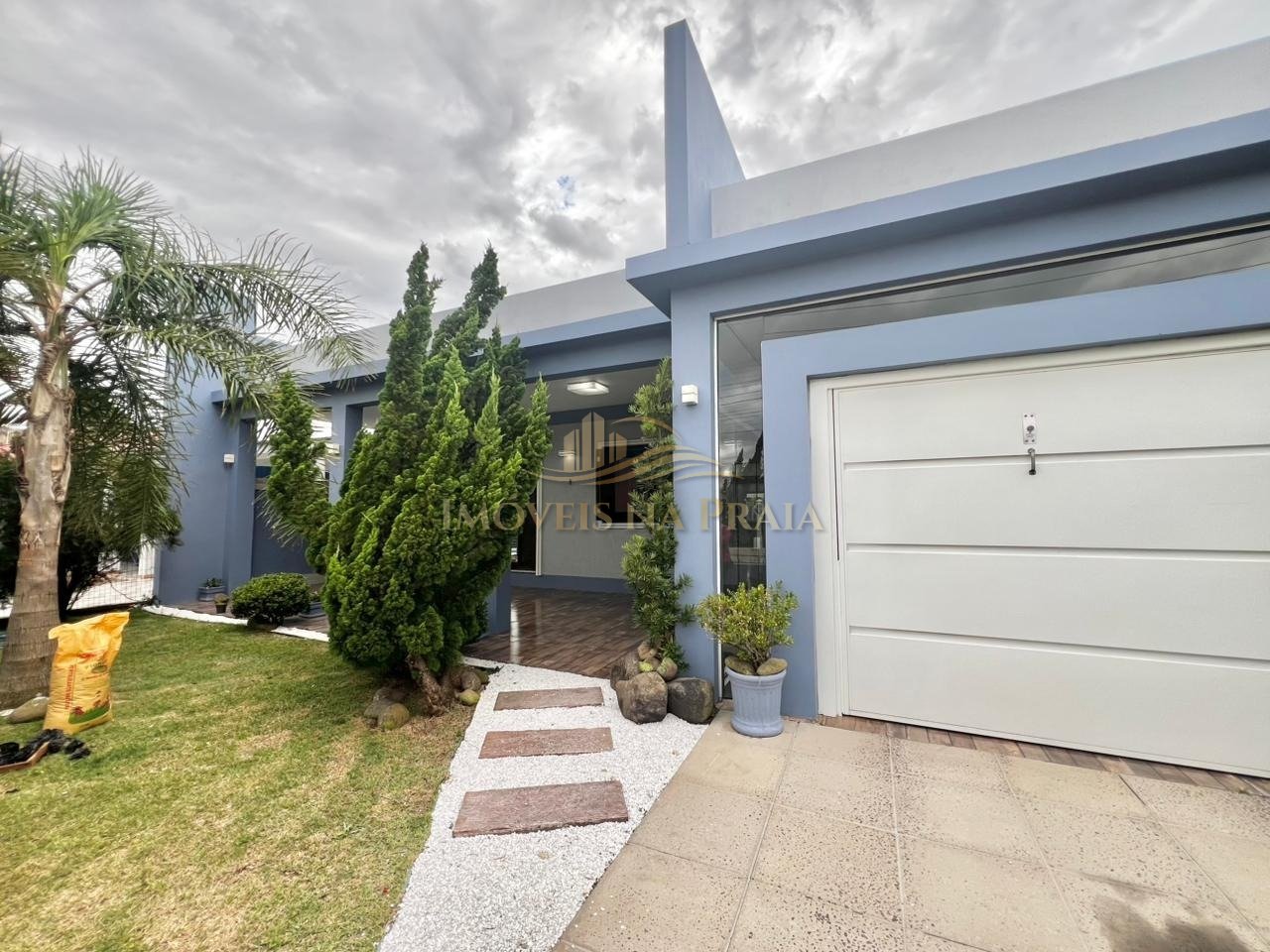 Casa 3 dormitórios no bairro Noiva do Mar