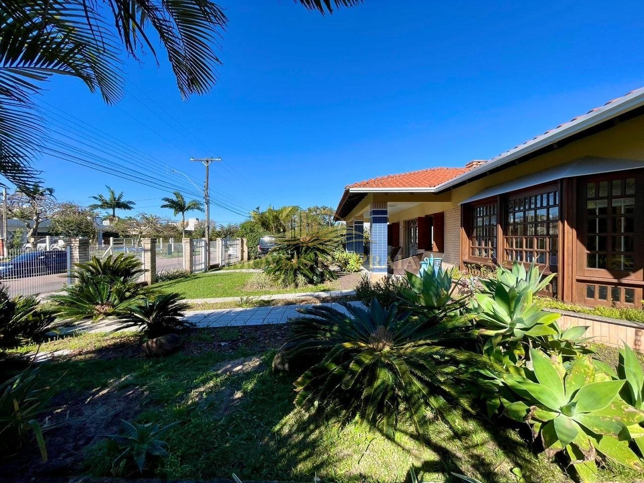 Foto 2 — Casa 4 dormitórios no bairro Atlântida