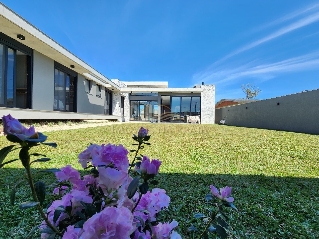 Foto 2 — Casa 4 dormitórios no bairro Atlântida