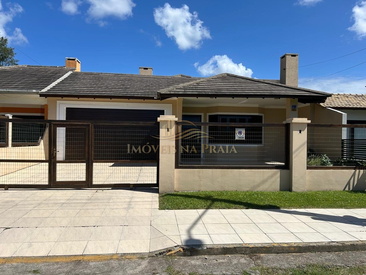 Casa 3 dormitórios no bairro Noiva do Mar