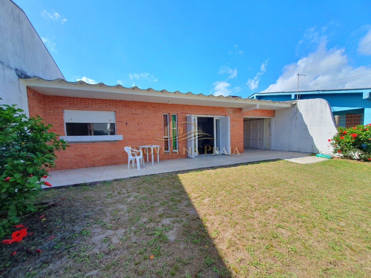 Xangri-Lá - 2 dormitórios e amplo pátio!