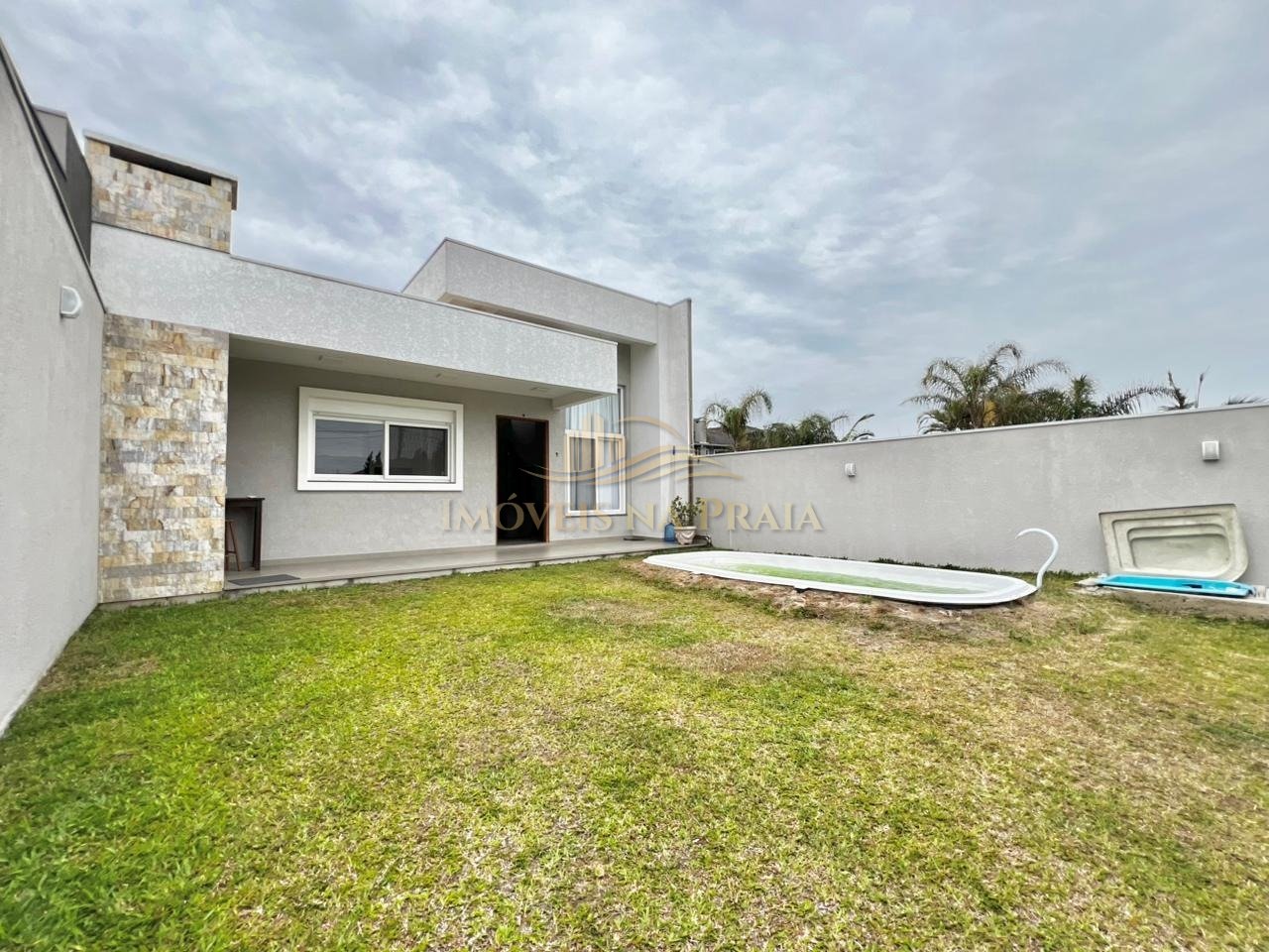 Casa 3 dormitórios no bairro Coqueiros