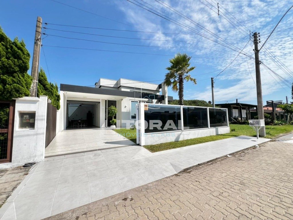 Casa 3 dormitórios no bairro Noiva do Mar