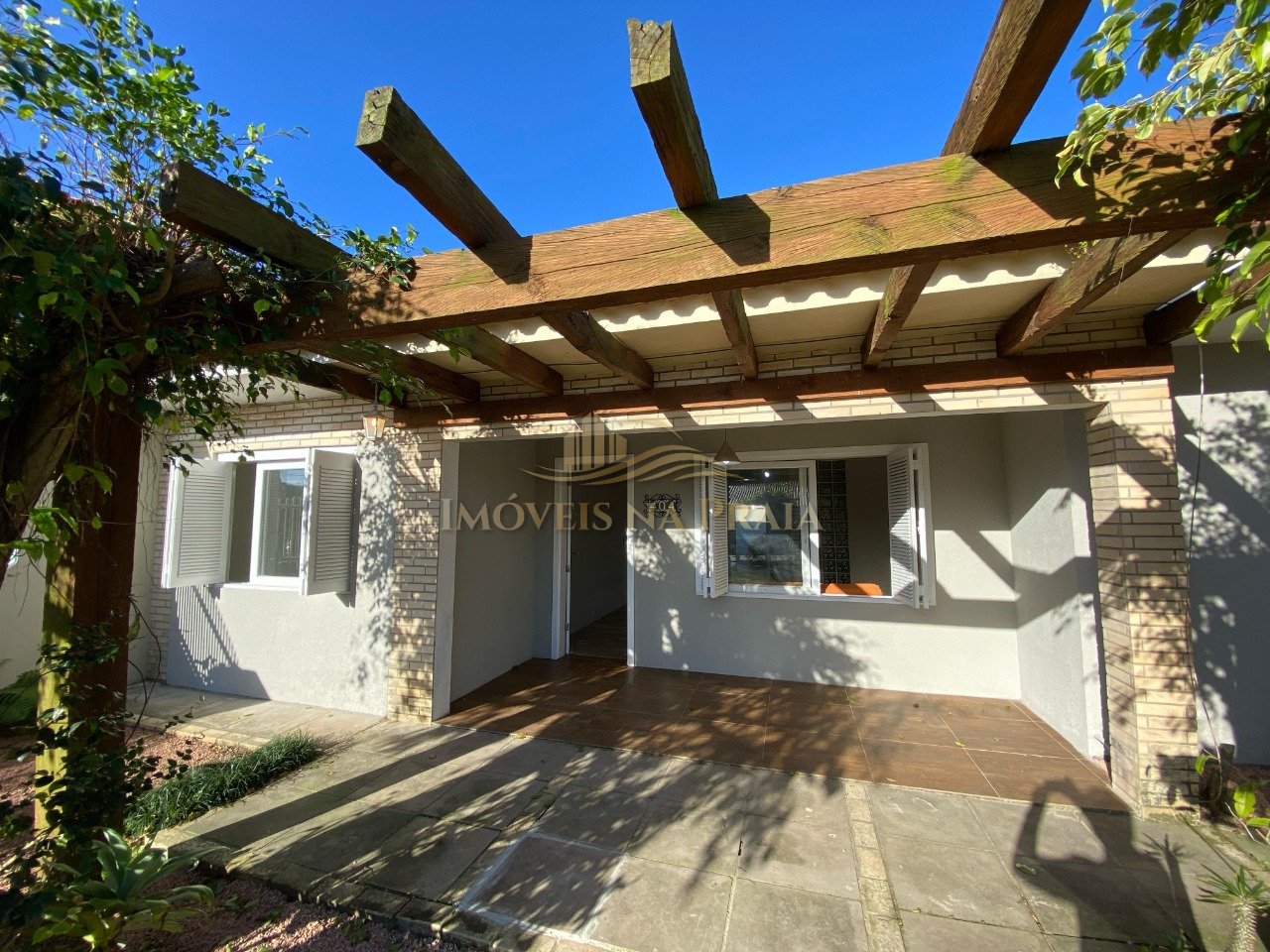 - Casa semimobiliada no Centro de Xangri-Lá