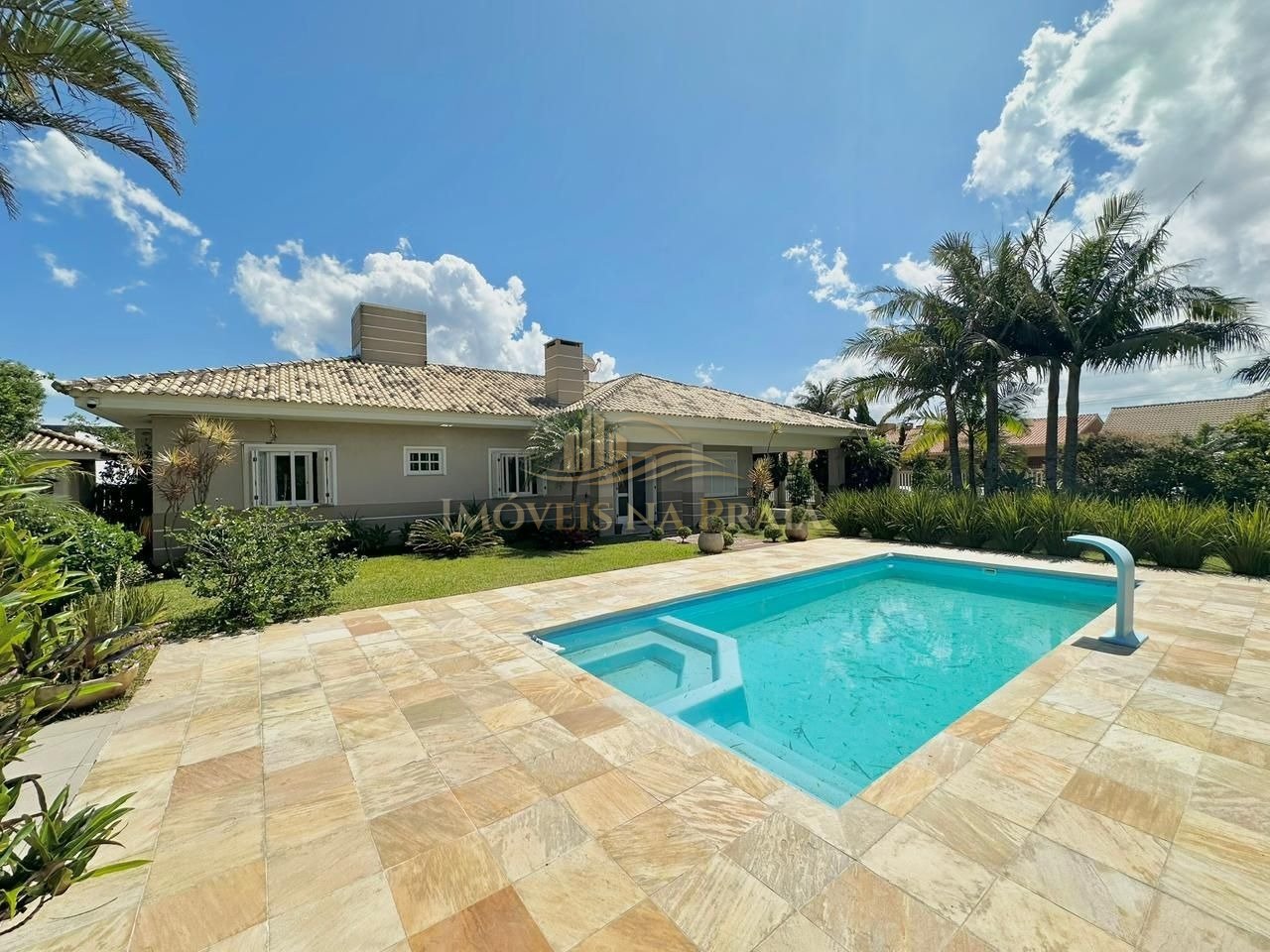 Casa com 4 dormitórios em Atlântida.
