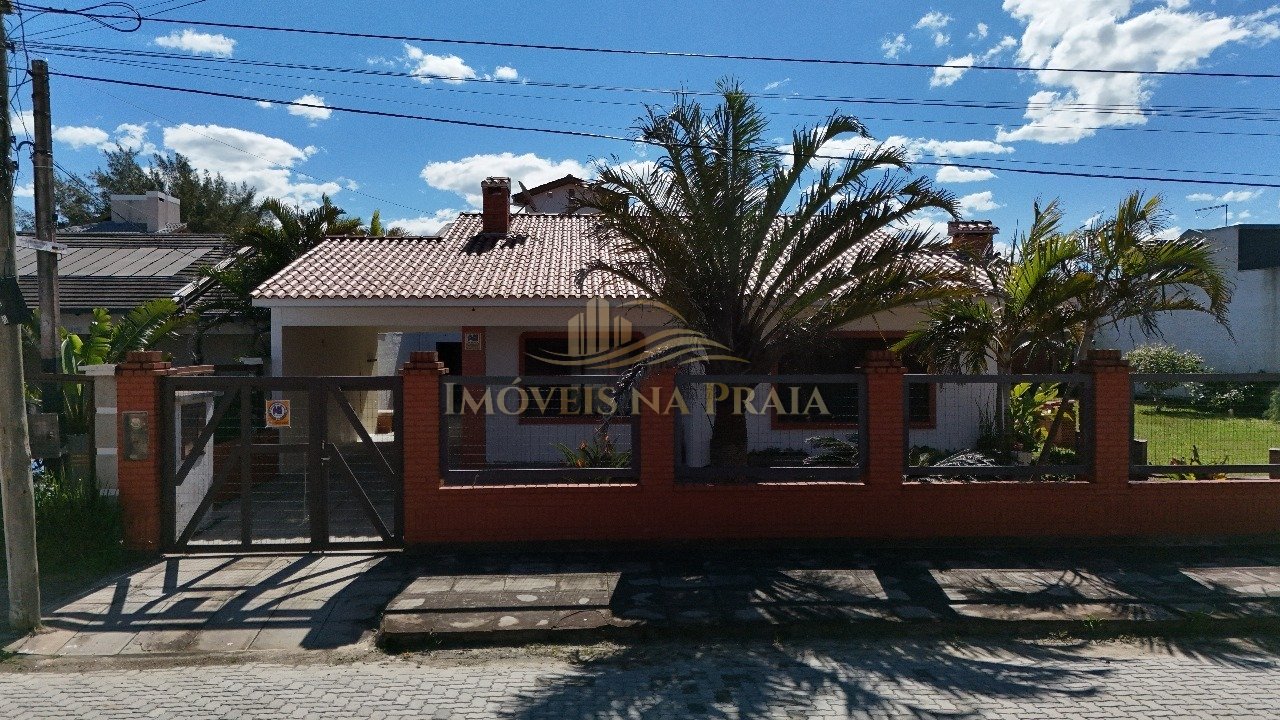 Casa 3 dormitórios no bairro Noiva do Mar